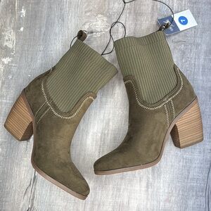 Universal Thread Wedge Booties 7